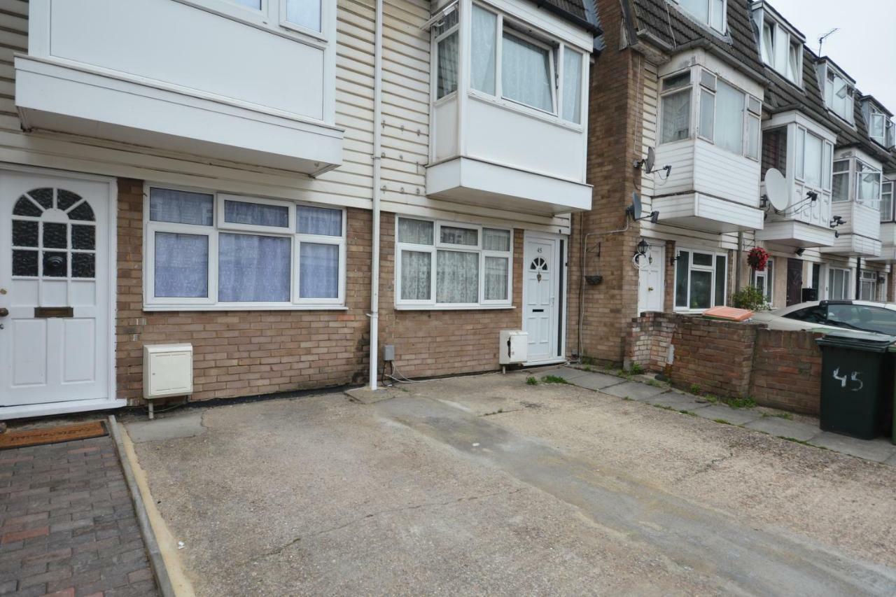 Four Bedroom Townhouse 12 Minutes Walk To Excel Exhibition Centre London Luaran gambar