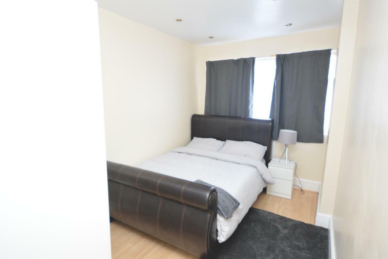 Four Bedroom Townhouse 12 Minutes Walk To Excel Exhibition Centre London Luaran gambar