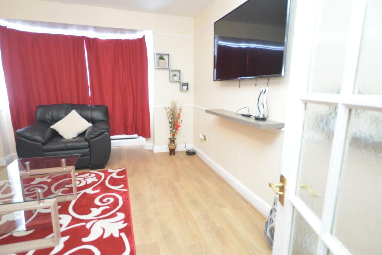 Four Bedroom Townhouse 12 Minutes Walk To Excel Exhibition Centre London Luaran gambar