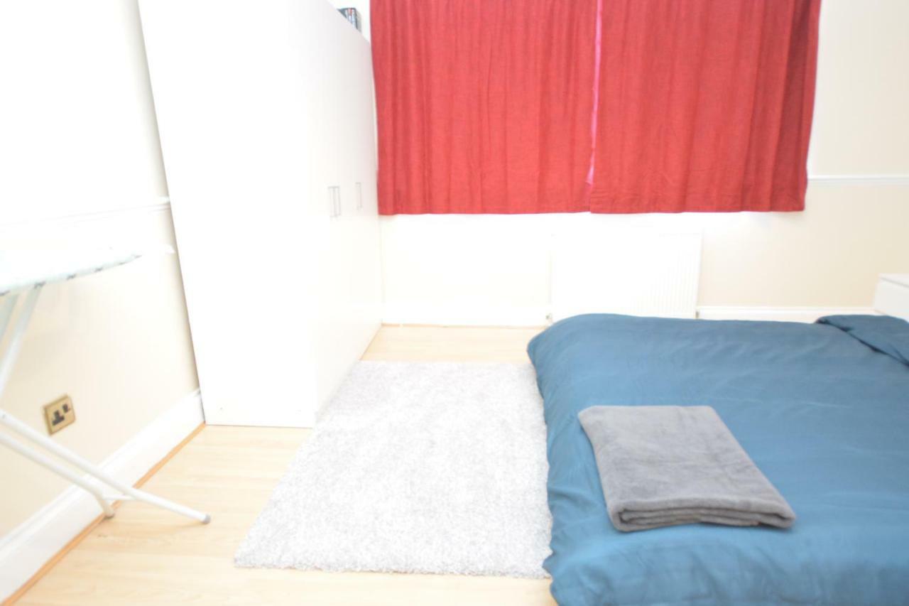 Four Bedroom Townhouse 12 Minutes Walk To Excel Exhibition Centre London Luaran gambar