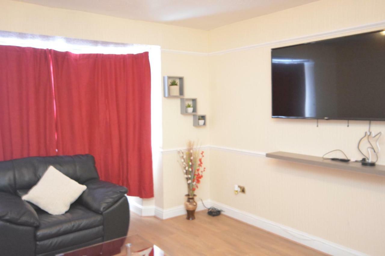 Four Bedroom Townhouse 12 Minutes Walk To Excel Exhibition Centre London Luaran gambar