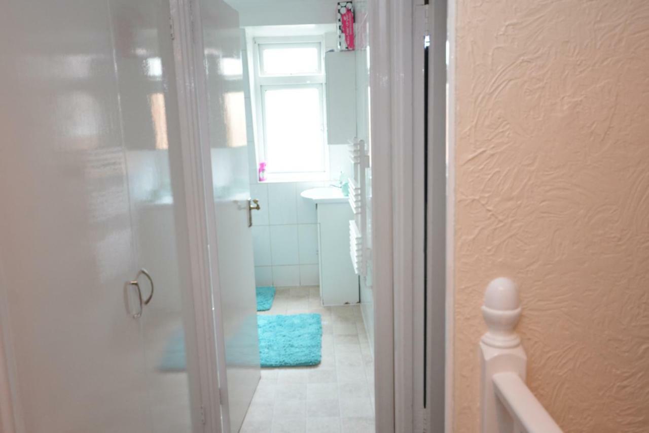 Four Bedroom Townhouse 12 Minutes Walk To Excel Exhibition Centre London Luaran gambar