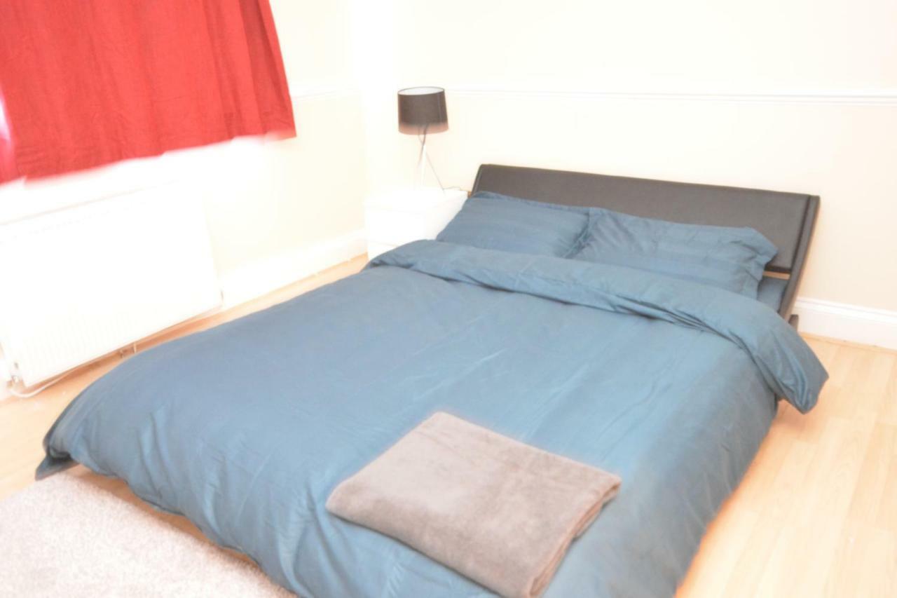 Four Bedroom Townhouse 12 Minutes Walk To Excel Exhibition Centre London Luaran gambar