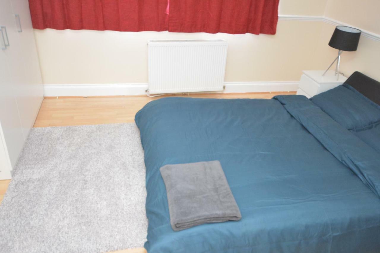 Four Bedroom Townhouse 12 Minutes Walk To Excel Exhibition Centre London Luaran gambar
