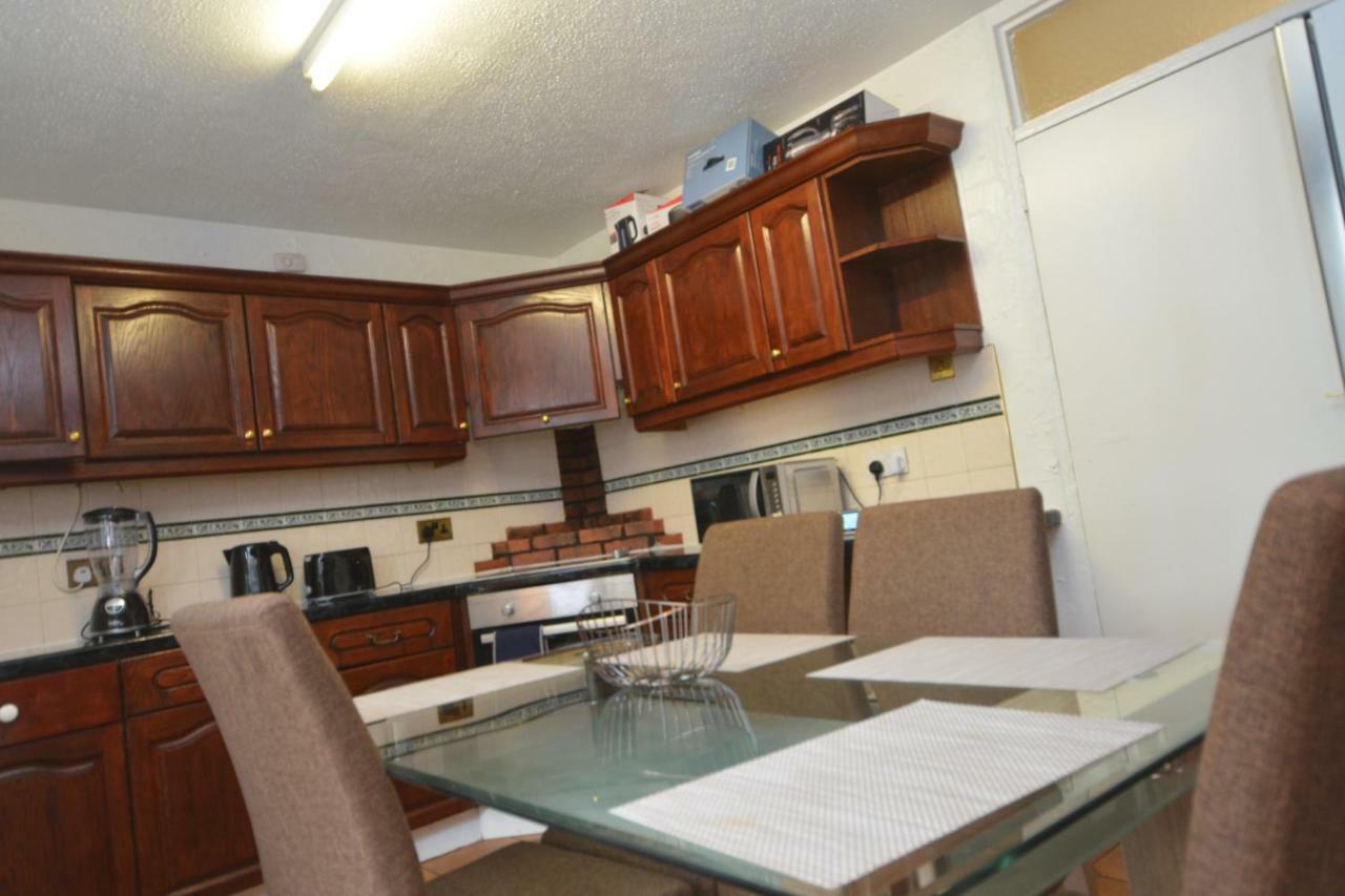Four Bedroom Townhouse 12 Minutes Walk To Excel Exhibition Centre London Luaran gambar
