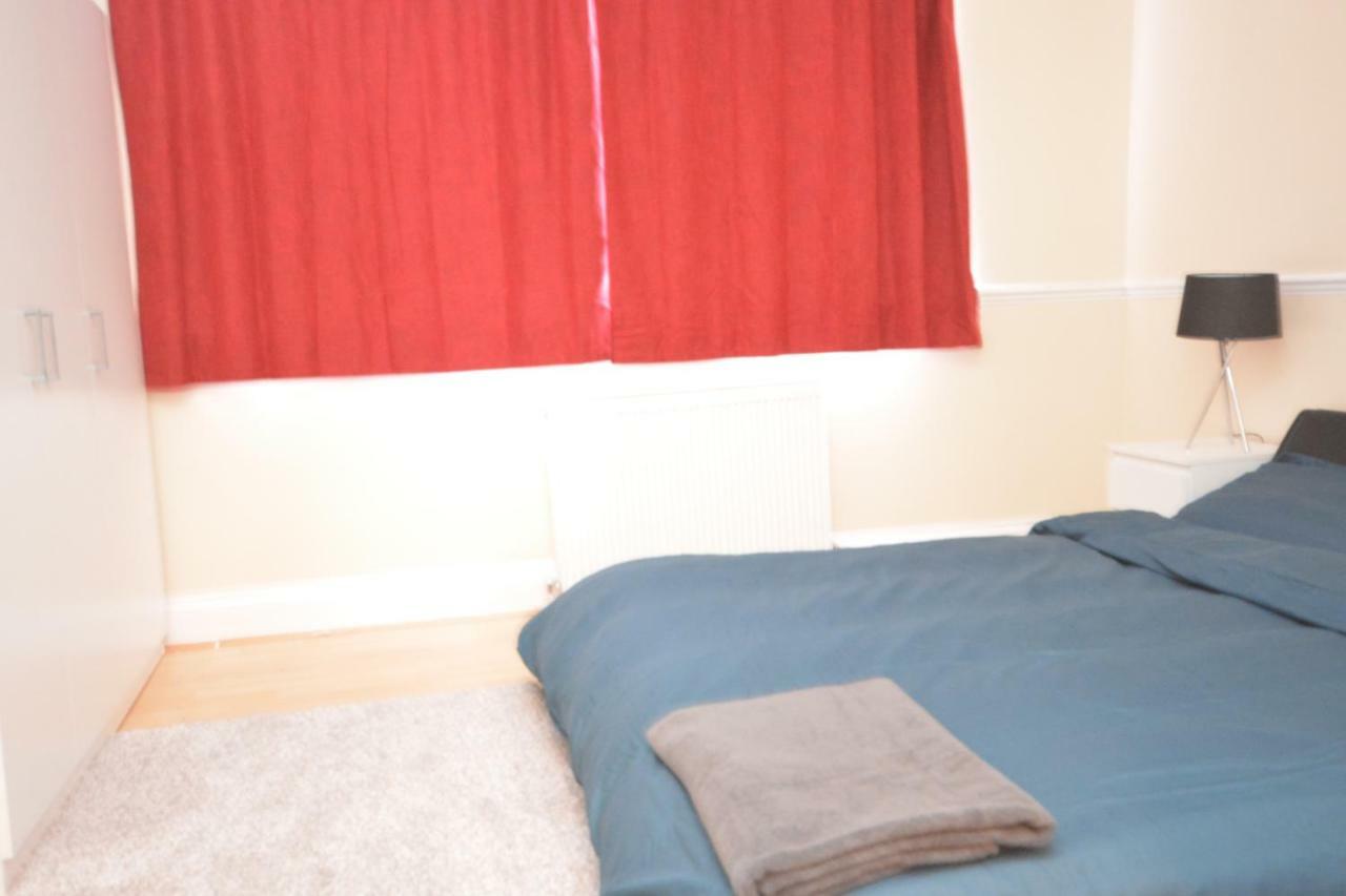Four Bedroom Townhouse 12 Minutes Walk To Excel Exhibition Centre London Luaran gambar