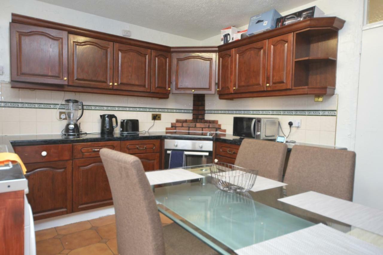 Four Bedroom Townhouse 12 Minutes Walk To Excel Exhibition Centre London Luaran gambar