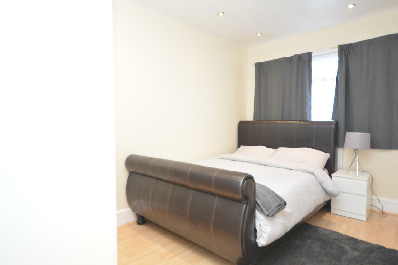 Four Bedroom Townhouse 12 Minutes Walk To Excel Exhibition Centre London Luaran gambar