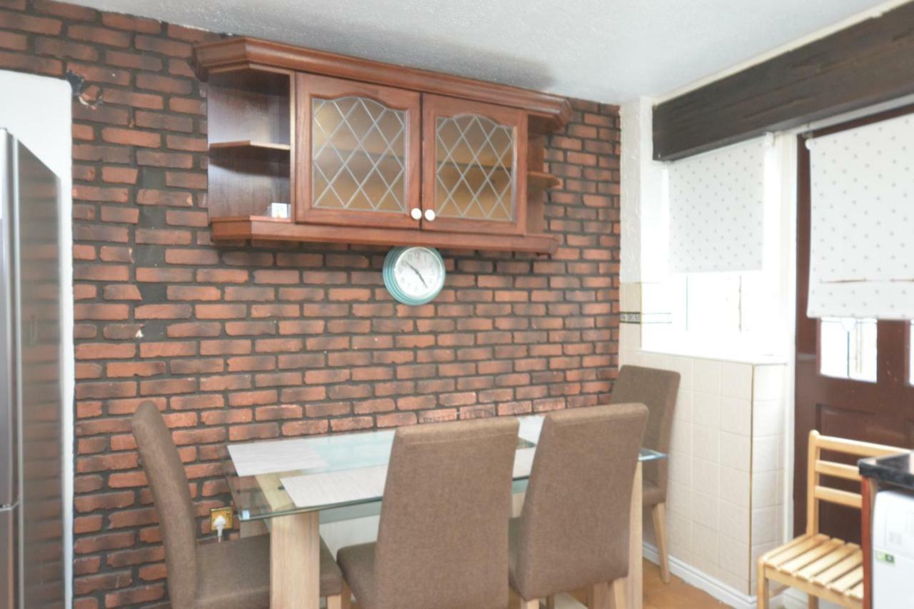 Four Bedroom Townhouse 12 Minutes Walk To Excel Exhibition Centre London Luaran gambar